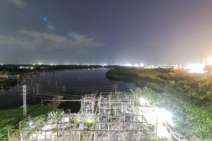 商沙巴HOTEL SANTHOSH DHABA SUITES-NEAR AIRPORT Zone的享有夜间河景