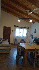 巴克罗斯Allegra casas de campo的客厅配有木桌和沙发