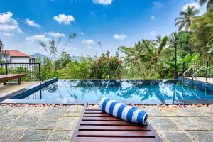 康提Amandara Hills Kandy的景观别墅内的游泳池