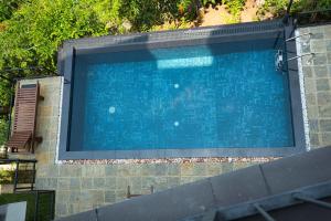 康提Amandara Hills Kandy的大楼里的一个大型蓝色游泳池