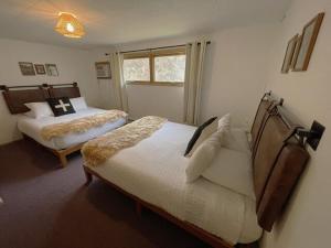 威廉斯敦Berkshire Valley Inn的一间卧室设有两张床和窗户。