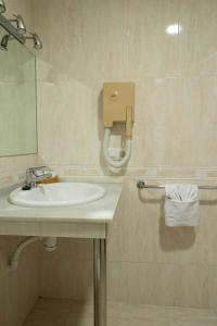 卢戈Motel Bambú的一间带水槽和镜子的浴室