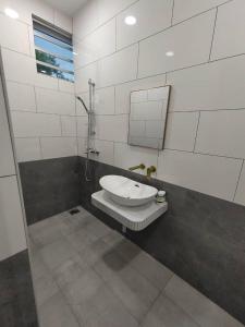 米里CASA homestay 軒名宿的一间带水槽和镜子的浴室