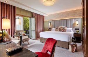 韦斯特波特韦斯特波特广场温泉及休闲酒店的酒店客房设有一张大床和一张书桌。