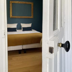 桑利斯Suite Lavarande by La Boîte En Plus的一间卧室配有一张蓝色墙壁和门的床