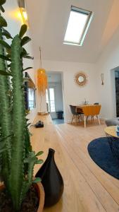 圣让-德蒙Les Appartements du 104的一间客厅,内配盆栽植物和一张桌子