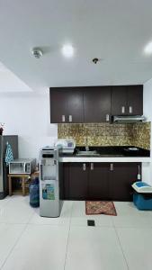 碧瑶Krystal Claine Homestay-BURNHAM HILL的厨房配有水槽和台面