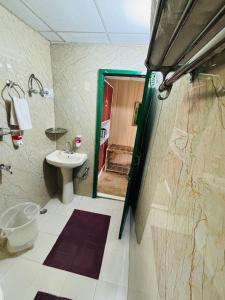 乔斯希马特Himalayan High, Auli, By Himalayan Eco Lodges的一间带水槽、卫生间和淋浴的浴室