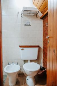 普埃洛湖卡瓦尼亚斯诺索特罗斯山林小屋的一间带卫生间和水槽的浴室