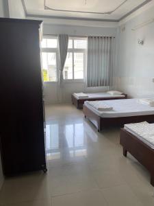 Cao LãnhKhách sạn Tường Minh的带三张床和窗户的客房