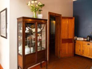 斯特兰德Loddey`s Guest House的木柜,玻璃门在房间内