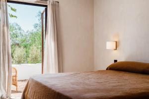 圣埃乌拉利亚Aguamadera的一间卧室设有一张床和一个大窗户
