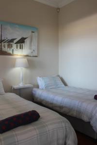 卡尔克湾Harbour Views的一间卧室设有两张床,墙上挂着一幅画