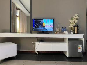 MatolaCASA AZUL ACCOMMODATION的电视坐在白色架子上