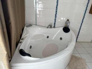 MatolaCASA AZUL ACCOMMODATION的浴室内设有一个白色浴缸