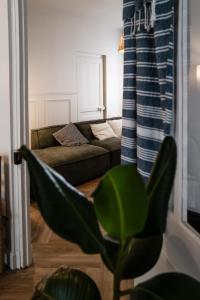 沃勒莱罗斯Maison Grand Sable的带沙发和绿色椅子的客厅