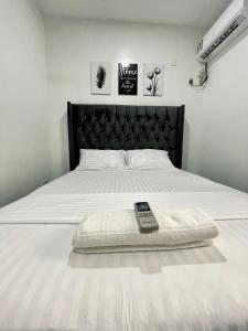 蒙巴萨Unique apartment的床上的遥控器