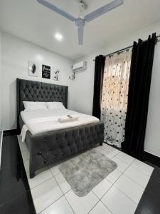 蒙巴萨Unique apartment的一间卧室设有一张大床和一个窗户。