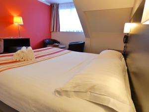 里摩日Hotel Be Guest Limoges Sud - Complexe BG的酒店客房,配有带毛巾的床