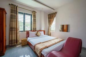 归仁Phú Xuân Hotel的卧室配有床、椅子和窗户。