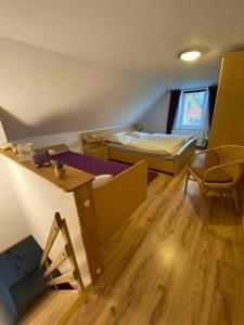 弗雷门Ferienwohnung bi Klatt tu Hus的小房间设有一张床和一张书桌