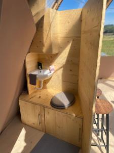 Loulans-VerchampOrion - A La Bul'étoile的树屋中带水槽的浴室