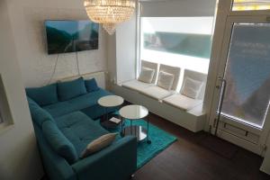 柏林City-Apartment II Kreuzberg的客厅设有蓝色的沙发和窗户。