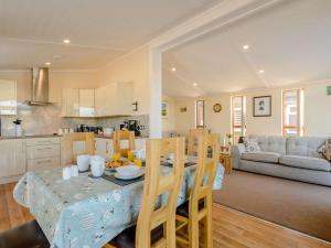 索厄比布里奇2 Bed in Sowerby Bridge 90887的厨房以及带桌椅的起居室。