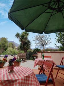 维耶特里Casa Fasano Amalfi Coast的一个带桌子和遮阳伞的庭院
