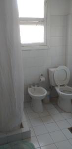 门多萨Departamento calle Espejo的白色的浴室设有卫生间和水槽。