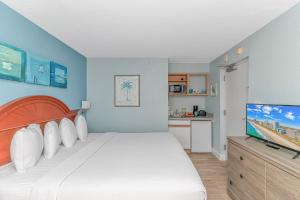 默特尔比奇Newly Renovated King Suite-Ocean Views! Boardwalk 1140的一间卧室配有一张床和一台平面电视
