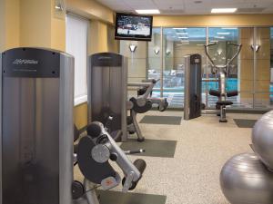 唐纳斯格罗夫Homewood Suites By Hilton Downers Grove Chicago, Il的健身房设有数台健身器材和电视