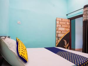 比拉斯布尔OYO Hotel Hanu Inn的一间卧室配有一张黄色和蓝色的床
