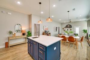 麦金尼Lovely McKinney Home with Patio - 1 Mi to Downtown!的厨房以及带蓝色橱柜和桌子的用餐室。