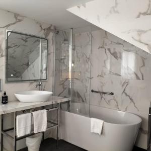 贝尼多姆Clopy Mirador del Castillo的白色的浴室设有浴缸和水槽。