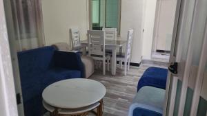 亚的斯亚贝巴Getu furnished apartments at CMC的客厅配有蓝色的沙发、桌子和椅子