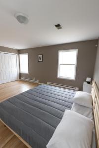 泽西市2-Bed Stylish Space mins to NYC的卧室设有一张大床,设有两个窗户