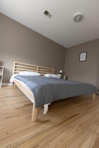 泽西市2-Bed Stylish Space mins to NYC的卧室内的一张大床,铺有木地板