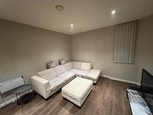 利物浦Beautiful 1-Bed Apartment in Liverpool的客厅配有白色沙发和电视
