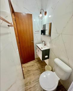 圣若泽Apartamentos - Estúdios的白色的浴室设有卫生间和水槽。