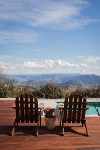 ProvesendeCasa do Santo - Wine & Tourism的桌子和游泳池旁的两把椅子