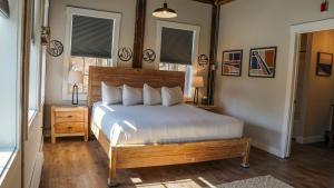 Hatfield老磨坊旅馆 的一间卧室配有一张大床和木制床头板