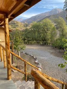 圣何塞德迈波Cabañas Parque Almendro的小屋的门廊享有山景