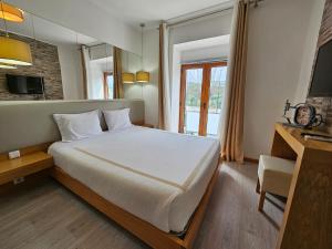 比索达雷加维斯塔多罗2号酒店的一间卧室设有一张大床和一个窗户。