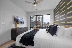 纳什维尔Wonderstruck - Odyssey - Heart of Midtown的一间卧室设有一张大床和一个大窗户