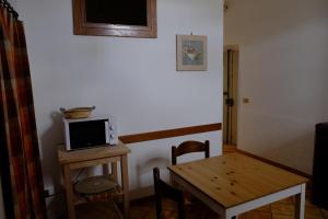 圣杰米尼La casa di una volta的小房间设有桌子和微波炉