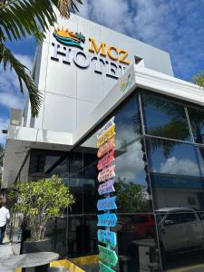 马塞约Mcz Hotel的前面有标志的mx商店