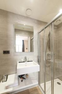 哈瑟尔特赫梅内克酒店的一间带水槽和淋浴的浴室