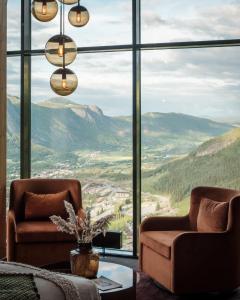海姆瑟达尔Skarsnuten Mountain Resort & SPA的客房设有两把椅子和山景大窗户