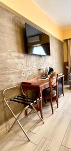 圣地亚哥帕纳米尔卡诺酒店的一张木桌,椅子放在房间里